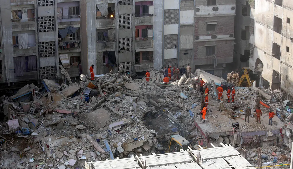 Tim penyelamat mengevakuasi lokasi reruntuhan sebuah bangunan di Karachi, Pakistan (8/6/2020). Korban tewas akibat runtuhnya gedung permukiman lima lantai di Karachi bertambah menjadi 13 orang pada Selasa (9/6) pagi waktu setempat. (Xinhua/Str)