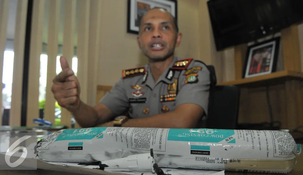 Polisi telah memastikan lobang yang terlihat di lantai 8 gedung MNC Financial Center bukan penembakan, melainkan benturan gondola, Jakarta, Selasa (7/7/2015).  (Liputan6.com/Herman Zakharia)