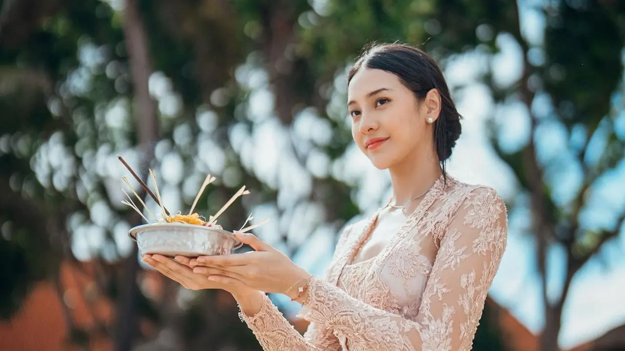 Anya Geraldine jadi gadis Bali (Instagram/anyageraldine)