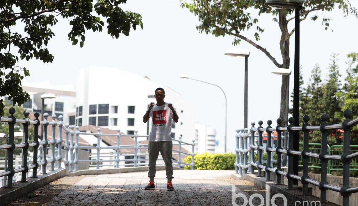 Gaya Daud Yordan saat sesi latihan ringan di Areal Pedestrian, Singapura, Jumat (24/3/2017).  Saat ini, Daud Yordan berada di peringkat dua kelas ringan WBA dan peringkat sembilan di WBO.  (Bola.com/Nicklas Hanoatubun)