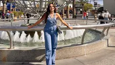 Pada momen spesial bertemu idola, kamu pasti ingin tampil memesona dengan mengenakan outfit stylish. Gaya Beby Tsabina mengenakan overall jeans ini bisa banget disontek. Fashion item yang hits tahun 90-an ini memang kembali tren sekarang. Kesan santai dari outfit ini membuatmu nyaman saat nonton konser. (Liputan6.com/IG/@bebytsabina)