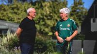 Penasihat Senior AS Roma Claudio Ranieri dan pelatih Gian Piero Gasperini sedang berbincang. (AS Roma)