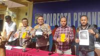 Konferensi pers penangkapan jambret yang selama ini meresahkan warga Pekanbaru. (Liputan6.com/M Syukur)