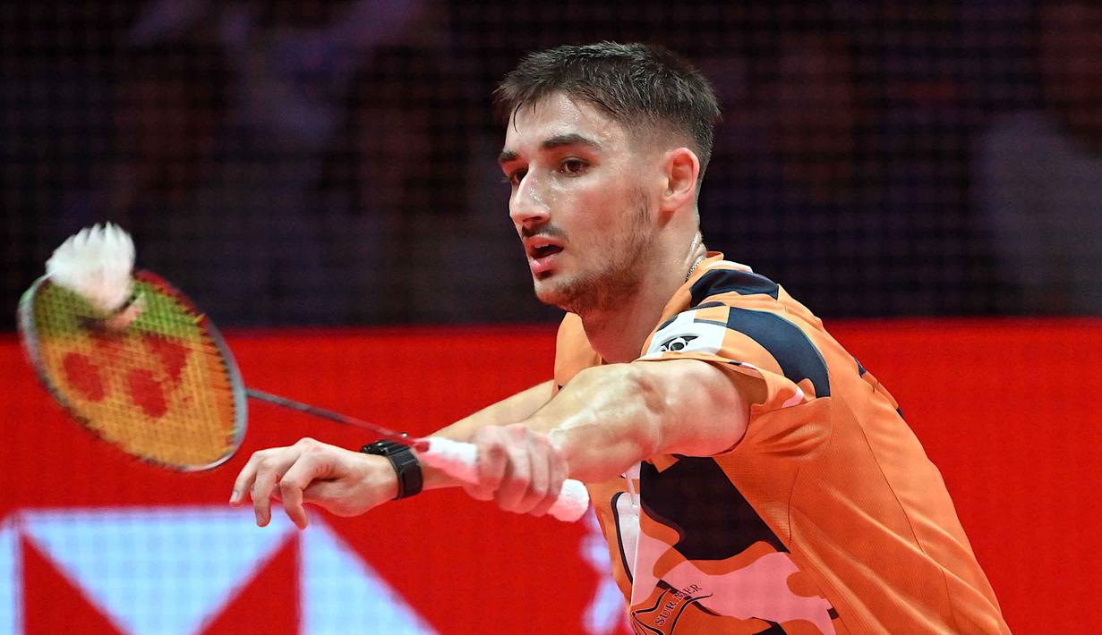 Laga melawan Christo Popov menjadi bahan evaluasi penting bagi Jonatan Christie di akhir tahun 2025. Tampak dalam foto, tunggal putra Prancis, Christo Popov saat bertanding melawan Jonatan Christie (Indonesia) pada pertandingan ketiga babak penyisihan grup BWF World Tour Finals 2025 yang berlangsung di Hangzhou Olympics Sports Centre Gymnasium, China, Jumat (19/12/2025). (Jade Gao/AFP)