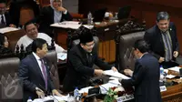 Ketua Badan Anggaran DPR Ahmadi Noor Supit memberikan laporan pandangan fraksi terhadap RAPBN 2016 kepada Ketua Rapat Taufik Kurniawan (kedua kiri) saat Rapat Paripurna Ke-9 di Kompleks Parlemen, Jakarta, Jumat (30/10/2015). (Liputan6.com/JohanTallo)