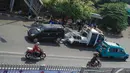 Kendaraan yang terparkir liar diderek Petugas Dishub di kawasan Jatinegara, Jakarta, Senin (8/9/2014) (Liputan6.com/Faizal Fanani)