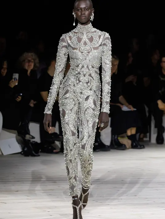 Selain mendesain gaun untuk anggota kerajaan, Sarah juga membuat gaun untuk orang-orang seperti Beyonce, Lady Gaga, dan Cate Blanchett. [Dok/Alexander McQueen]