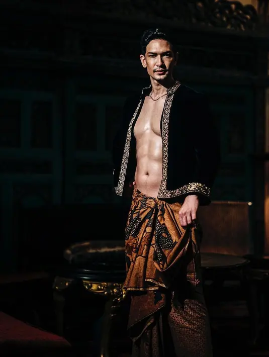 <p>Dalam beberapa postingan instagramnya, Dimas Beck memamerkan area perut yang terlihat bak roti sobek, bagian dada yang lebih lebar, dan area tangan yang besar juga berotot. (FOTO: instagram.com/dimasbeck/)</p>