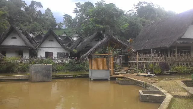 Deretan rumah panggung dan MCK nampak terpisah di pemukiman Kampung Naga Tasikmalaya