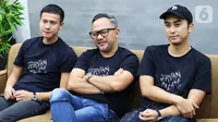 Pemain film Jeritan Malam, Herjunot Ali (kiri), Indra Brasco (tengah), dan Winky Wiryawan (kanan) saat mengunjungi Kantor KLY di Menteng, Jakarta Pusat, Jumat (8/11/2019). (Liputan6.com/Marsa Aulia)