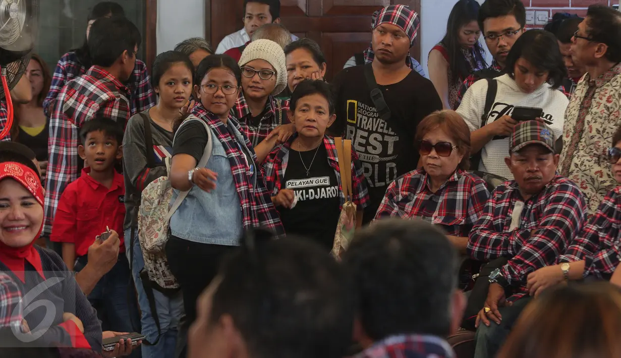Pendukung Cagub dan Cawagub DKI Jakarta paslon nomor 2, Ahok-Djarot saat nonton bareng Quick Count di Rumah Lembang, Jakarta, Rabu (19/4). (Liputan6.com/Faizal Fanani)
