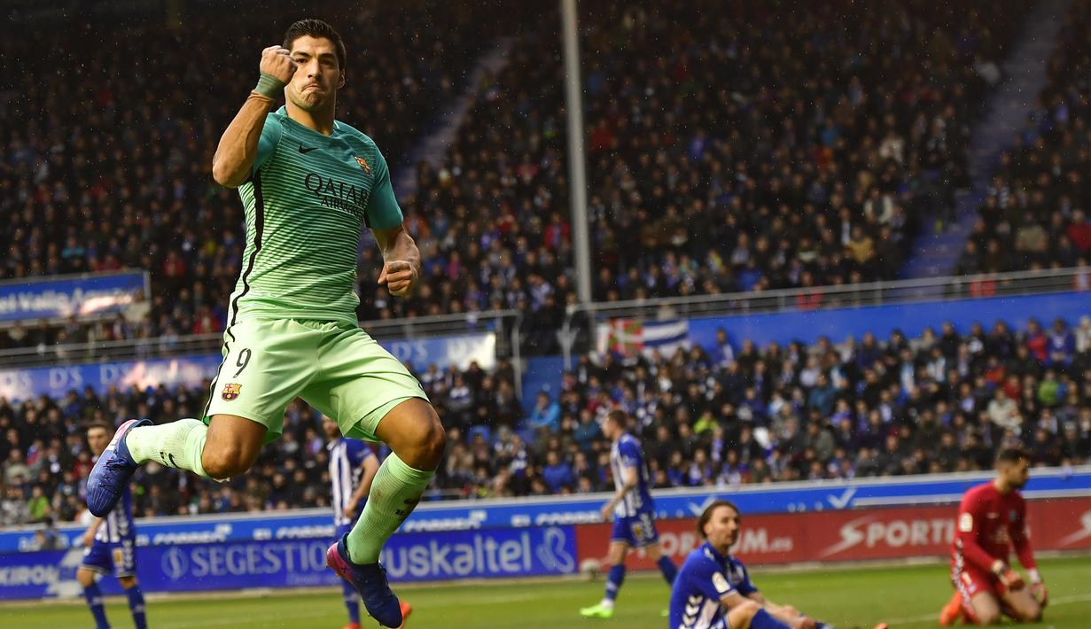 Luis Suarez memborong dual gol saat Barcelona menaklukkan 6-0 atas Deportivo Alaves pada lanjutan La Liga Spanyol di Mendizorroza stadium, Vitoria, (11/2/2017). (AP/Alvaro Barrientos)