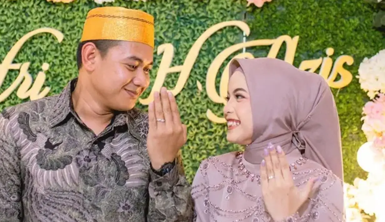 Momen lamaran keduanya pun sempat menghebohkan publik. Terlebih Putri Isnari juga diketahui dilamar dengan uang panai sebesar Rp 2 miliar. (Liputan6.com/IG/@da4_putri03)