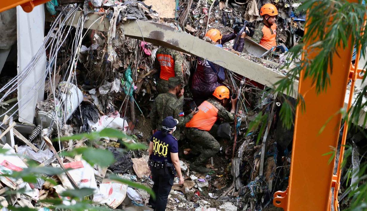 Sebagian besar korban merupakan pekerja yang beraktivitas di lokasi pembuangan sampah tersebut. Tampak dalam foto, tim penyelamat melanjutkan operasi di lokasi runtuhnya fasilitas pemilahan sampah di Binaliw, kota Cebu, Filipina tengah pada hari Sabtu, 10 Januari 2026. (AP Photo/Jacqueline Hernandez)