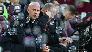 Pelatih Liverpool, Arne Slot saat laga Liga Inggris 2025/2026 melawan West Ham di London Stadium, London, Inggris, Minggu (30/11/2025) waktu setempat. (AFP/Ben Stansall)