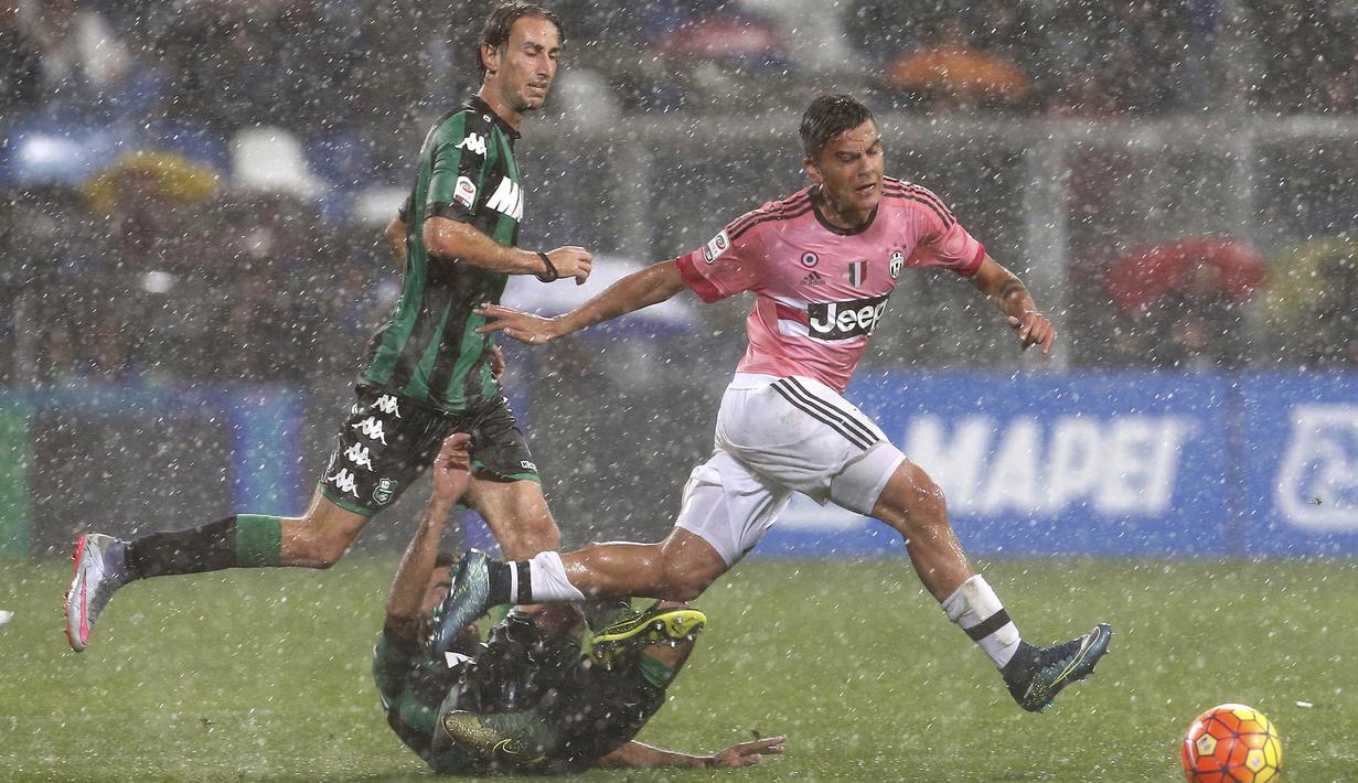 Penyerang Juventus, Paulo Dybala berusaha mencetak gol ke gawang Sassuolo pada laga Serie A di Stadion Mapei, Italia, Rabu (28/10/2015). Juventus kalah 0-1. (Reuters/Giampiero Sposito)