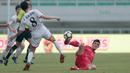 Aksi pemain Bahrain U-23, Jasim Alsalama (kanan0 menghalau bola dari kaki pemain Korea Utara U-23 pada laga PSSI Anniversary Cup 2018 di Stadion Pakansari, Bogor, (03/5/2018). Bahrain unggul sementara 1-0. (Bola.com/Nick Hanoatubun)