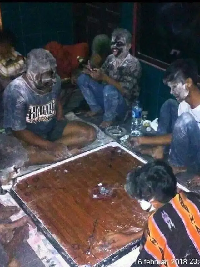 6 Aksi Absurd Remaja Komplek Saat Kumpul Ini Bikin Tepuk Jidat
