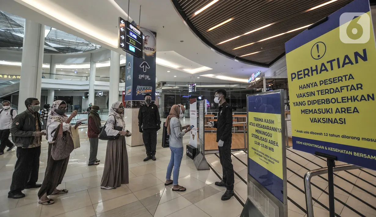 <p>Warga mengikuti vaksinasi Covid-19 dosis kedua di Mal Kota Kasablanka, Jakarta, Senin (2/8/2021). Pemprov DKI akan mempercepat pemberian dosis kedua sebagai upaya mempercepat herd immunity di Ibu Kota usai tercapainya target vaksinasi dosis pertama sebesar 7,5 orang. (merdeka.com/Iqbal S Nugroho)</p>
