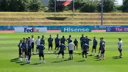 Pelatih Jerman Joachim Loew (tengah) berbicara kepada para pemainnya saat sesi latihan MD-1 di Herzogenaurach, Jerman, Senin (28/6/2021). Jerman akan melawan Inggris pada babak 16 besar Euro 2020. (Christof STACHE/AFP)