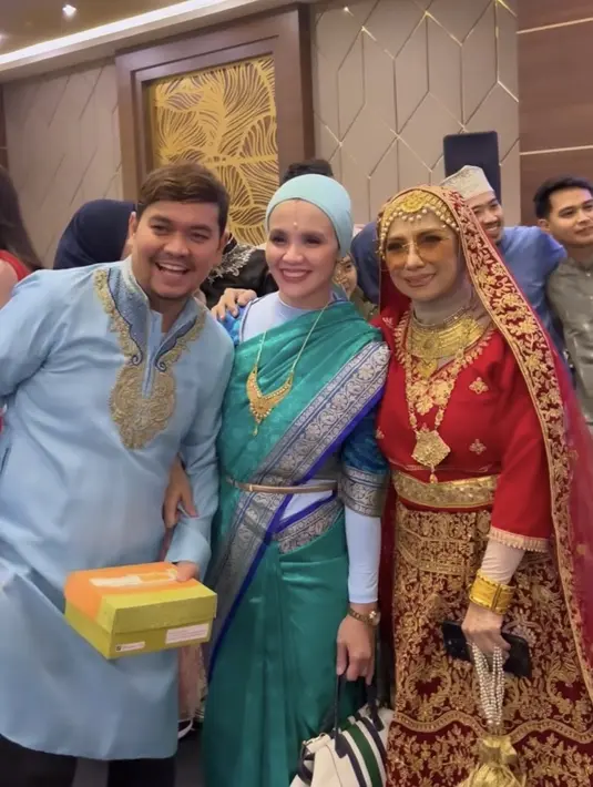Indra Bekti dan Dila pun hadir serasi mengenakan busana bernuansa baby blue. Dila mengenakan kain hijau kebiruan. [@drgdevya]