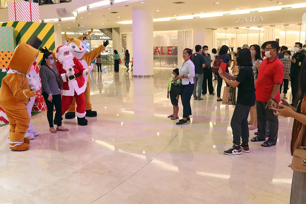 FOTO: Lengkapi Kebahagiaan Natal, Sinterklas Hibur Pengunjung Mal di Jakarta