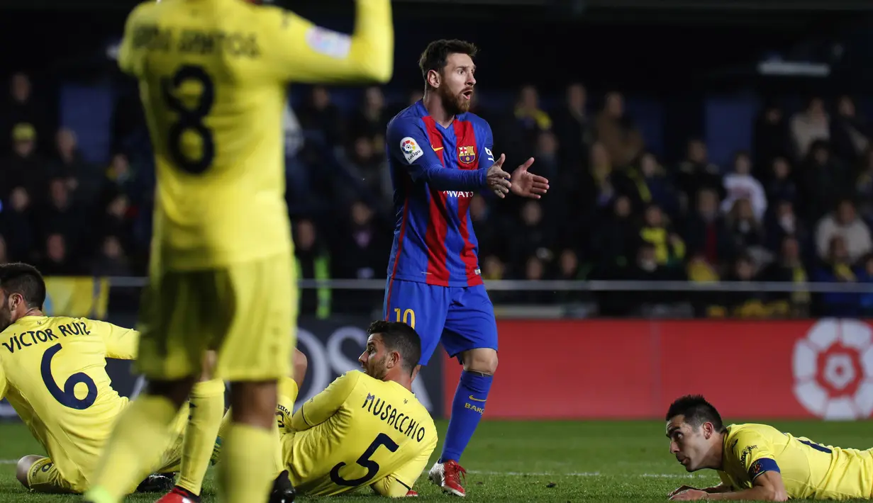 Gaya bintang Barcelona, Lionel Messi (tengah) ketika gagal mecetak gol saat melawan Villareal CF  pada lanjutan La Liga Spanyol di El Madrigal stadium, Villareal, (8/1/2017). Barcelona bermain imbang 1-1.(AFP/Jose Jordan)