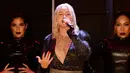 Christina Aguilera saat menghibur penonton dalam acara pembukaan New York Fashion Week di New York City, AS (9/9). Christina Aguilera tampil seksi menggenakan busana hitam jaring-jaring. (AFP Photo/Fernanda Calfat)