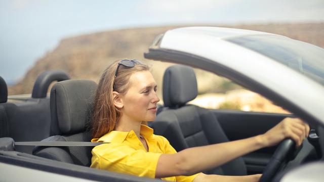 Ilustrasi menyetir mobil