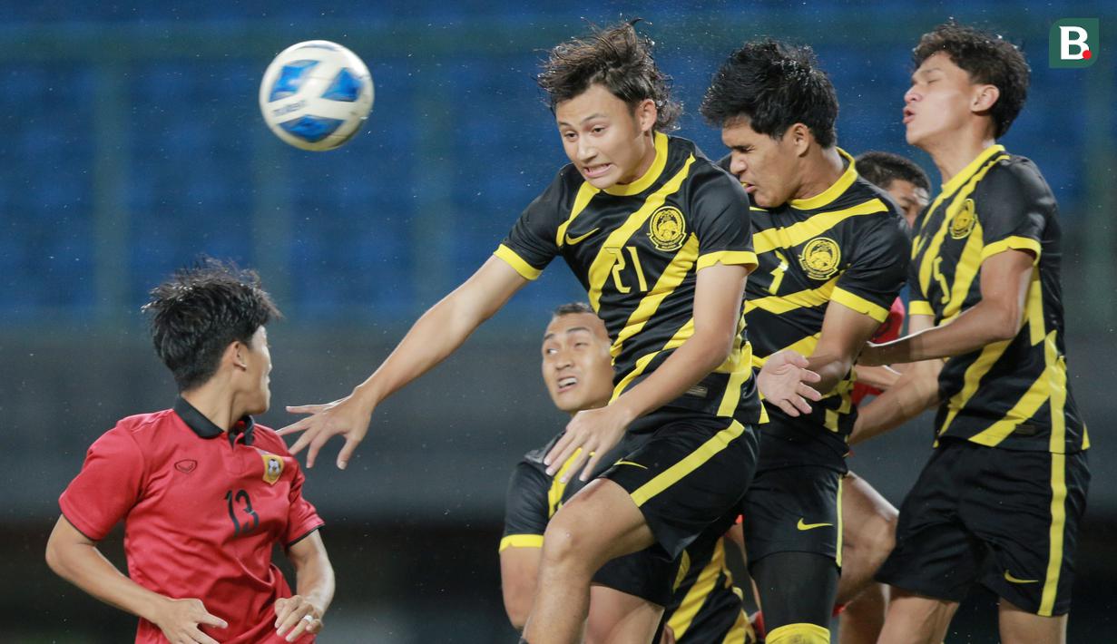 <p>Pemain Timnas Malaysia U-19, Muhammad Haiqal, berusaha menyundul bola saat melawan Timnas Laos U-19 pada laga final Piala AFF U-19 2022 di Stadion Patriot Chandrabhaga, Bekasi, Jumat (15/7/2022). (Bola.com/Bagaskara Lazuardi)</p>