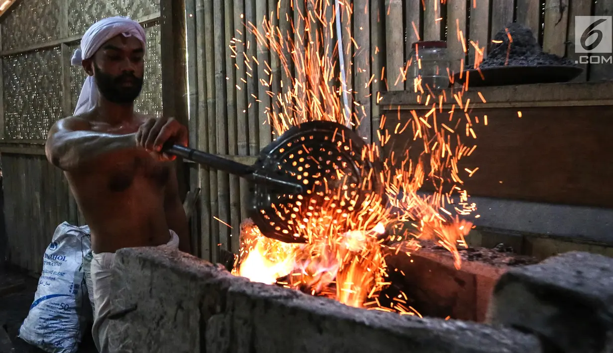 Palu berukuran besar berjejer di depan para Panjak di Besalen Kyai Sela Pamujan Karangklesem, Banyumas, Jawa Tengah, Senin (22/4). Baselan atau bengkel keris mampu memproduksi tiga jenis keris Ageman, Tayuhan dan Cinderamata dengan lama pengerjaan 1 bulan-1 tahun. (Liputan6.com/Fery Pradolo)