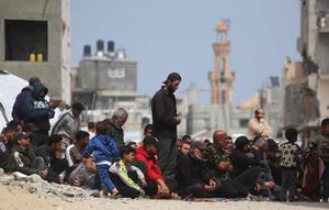 Umat Muslim Palestina berdoa saat salat Jumat terakhir di bulan suci Ramadan 1447 Hijriah, di luar Masjid Al-Talbani, yang dihancurkan oleh militer Israel di Khan Yunis, Jalur Gaza selatan pada Jumat 13 Maret 2026. Memasuki Jumat terakhir di bulan suci Ramadan 1447 Hijriah, umat Muslim di Gaza tetap menunjukkan keteguhan dalam menjalankan ibadah. (Bashar Taleb/AFP)