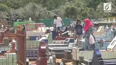 Seorang kakek ditemukan meninggal oleh warga saat berziarah di makam anaknya.