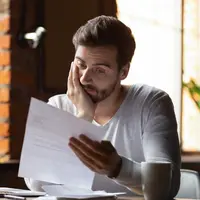 ilustrasi pria memegang kertas/copyright by fizkes from Shutterstock