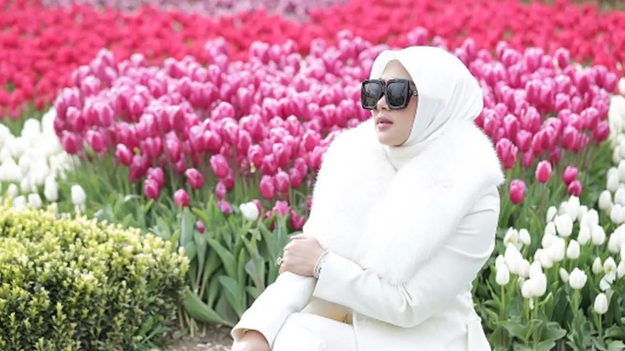 [Bintang] Sederet Pujian untuk Video Klip Religi Syahrini, I Love You Allah