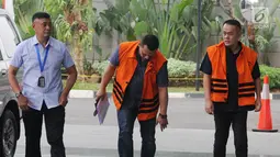 Narapidana kasus suap Bakamla, Fahmi Darmawansyah (kanan) dan Andi Rahmat (tengah) tiba di Gedung KPK, Jakarta, Selasa (7/8). Keduanya diperiksa terkait suap fasilitas dan perizinan di Lapas Sukamiskin. (Merdeka.com/Dwi Narwoko)