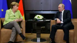 Angela Merkel (kiri) dan Vladimir Putin saat menggelar pertemuan di Sochi, Rusia, Selasa (2/5). Pembicaraan mengenai konflik di Ukraina yang dilakukan kedua pemimpin itu membahas proses menuju ke arah gencatan senjata. (AP Photo)