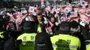 Sementara itu, pada hari ini, Selasa (31/12/2024), Pengadilan Korea Selatan telah mengeluarkan surat perintah penangkapan terhadap presiden yang telah dimakzulkan, Yoon Suk Yeol, (JUNG YEON-JE/AFP)