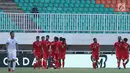 Pemain Bahrain merayakan gol yang dicetak Hashim Hashim ke gawang Uzbekistan pada laga PSSI Anniversary Cup 2018 di Stadion Pakansari, Kab Bogor, Senin (30/4). Laga berakhir imbang 3-3. (Liputan6.com/Helmi Fithriansyah)