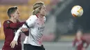 Gelandang Sparta Praha, Tomas Wiesner menantang gelandang AC Milan, Jens Petter Hauge pada pertandingan grup H Liga Eropa UEFA di Stadion Generali Arena, Jumat (11/12/2020) dinihari WIB.  AC Milan menutup fase grup Liga Europa dengan kemenangan tipis 1-0 atas Sparta Praha (AP Photo/Petr David Josek)
