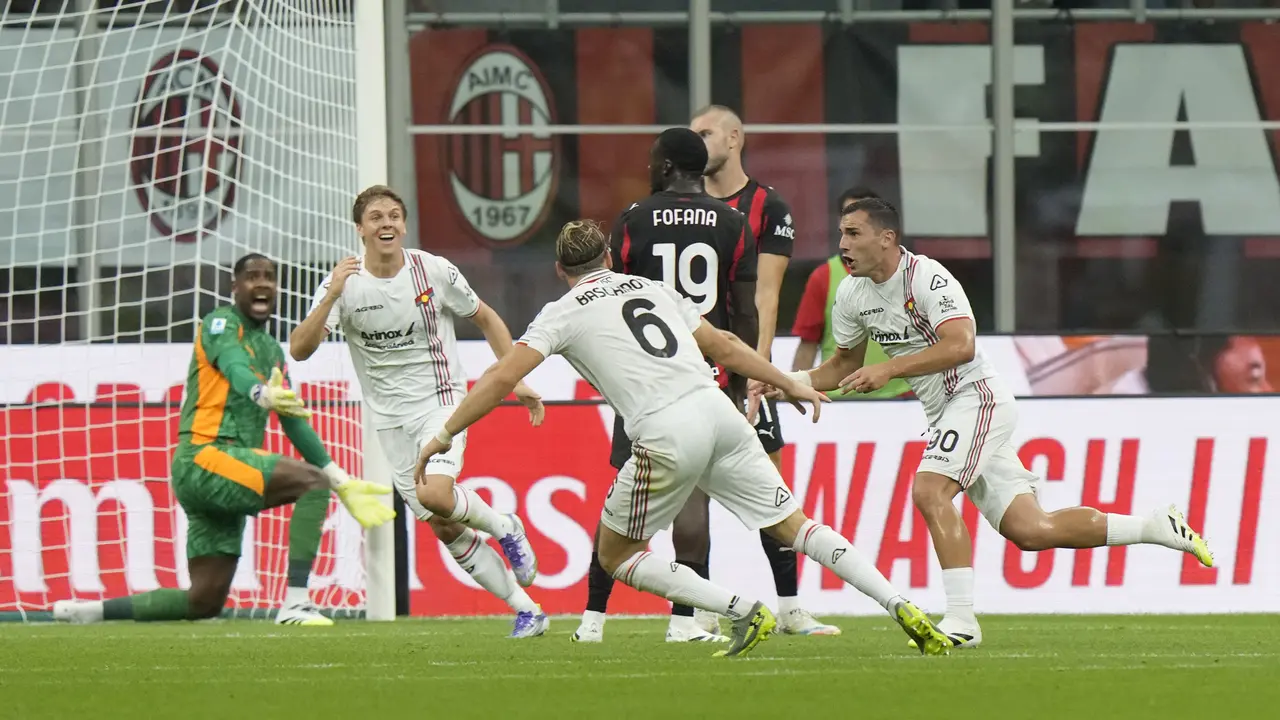 Skuad Cremonese merayakan gol Federico Bonazzoli ke gawang AC Milan di San Siro, Minggu (24/08/2025) dini hari WIB. (AP Photo/Luca Bruno)