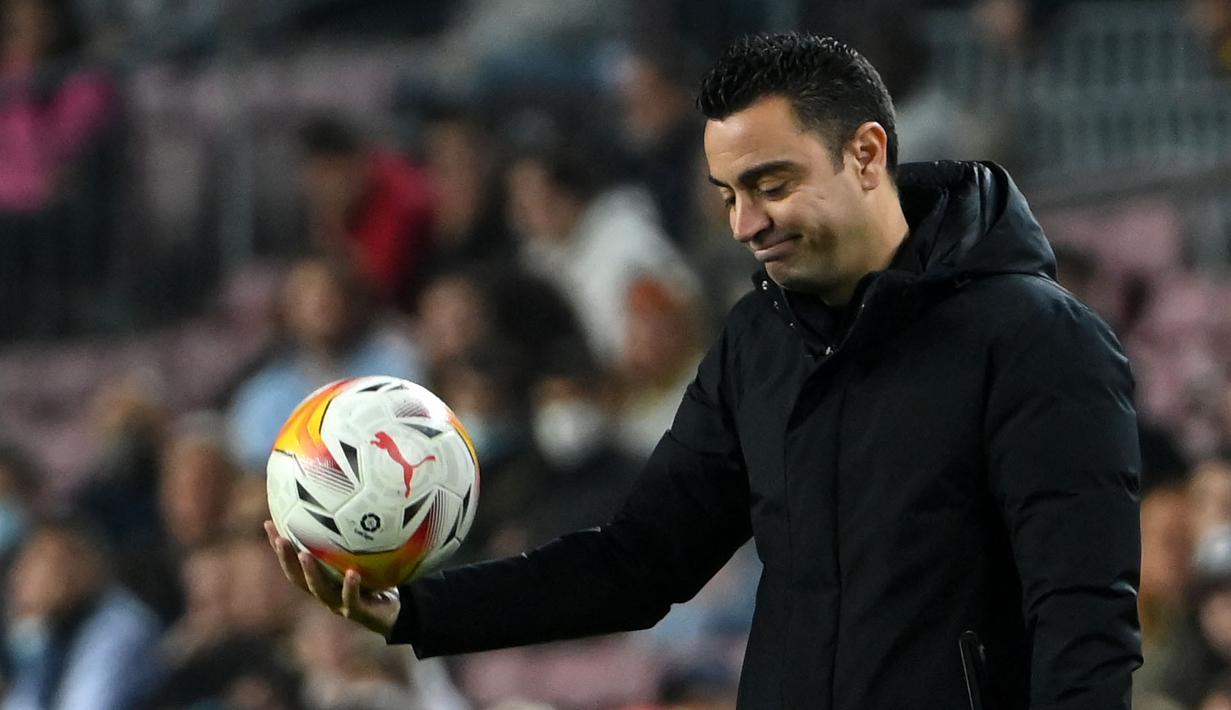 Ekspresi kekecewaan pelatih Xavi Hernandez terlihat jelas ketika Barcelona dikalahkan Cadiz dengan skor 0-1 pada laga pekan ke-32 Liga Spanyol 2021/2022 di Camp Nou, Selasa (19/04/2022) dini hari WIB. (AFP/Lluis Gene)