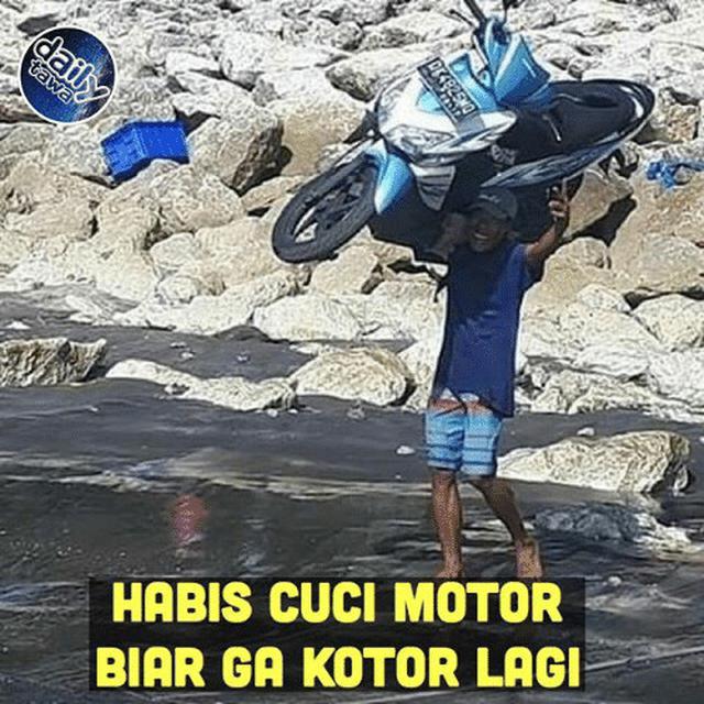 5 Meme Kocak Orang Cuci Motor, Sedih Kalau Hujan