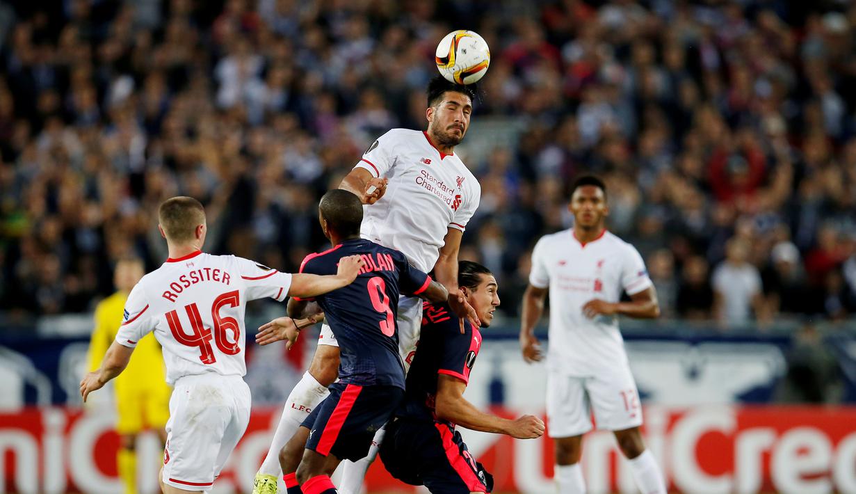 Pemain Liverpool, Emre Can, berebut bola dengan pemain Bordeaux dalam laga Grup B Liga Europa di Bordeaux, Jumat (18/9/2015) dini hari WIB. (Action Images via Reuters/Lee Smith)