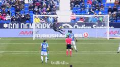 Berita video momen kiper Leganes, Ivan Cuellar, lakukan save fantastis di La Liga 2017-2018. This video presented by BallBall.