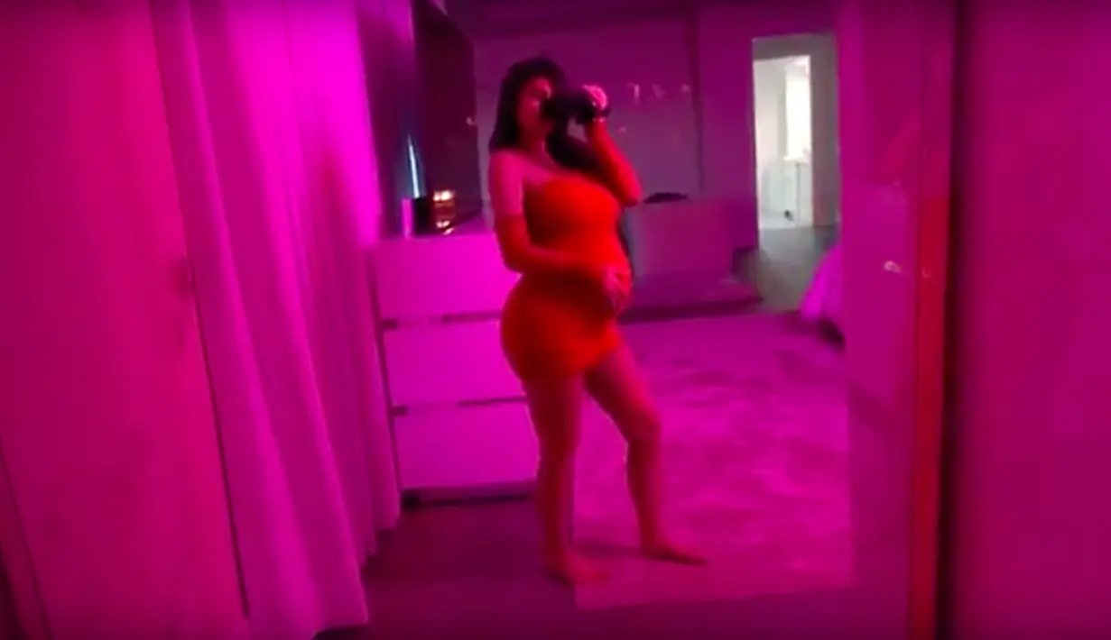 Lewat Twitternya, Kylie Jenner melakukan sesi tanya-jawab dengan penggemarya. Ia pun menjawab pertanyaan seputar kehamilannya dan Stormi. (Youtube)