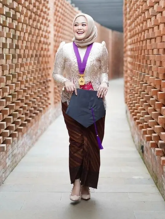 "Assallamualaikum...salam takdzim putriku @cecilliagina Sarjana Kedokteran semoga bisa berguna buat nusa & Bangsa yg selalu menyehatkan anak anak Indonesia yg tercinta ini," tulis limbadindonesia.  [Instagram/limbadindonesia]