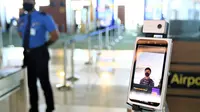 PT Angkasa Pura II (Persero) menyiapkan sistem pengenalan wajah (face recognition) dengan teknologi biometrik bagi penumpang pesawat untuk memproses keberangkatan di bandara ini. Foto: AP II