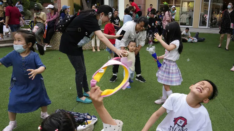 FOTO: China Izinkan Warganya Punya Tiga Anak