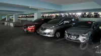 Sejumlah mobil diparkir di gedung parkir Taman Menteng, Jakarta, Senin (30/3/2015). Rencananya gedung parkir empat lantai tersebut akan dialihfungsikan sebagai lokasi wisata kuliner. (Liputan6.com/Johan Tallo)